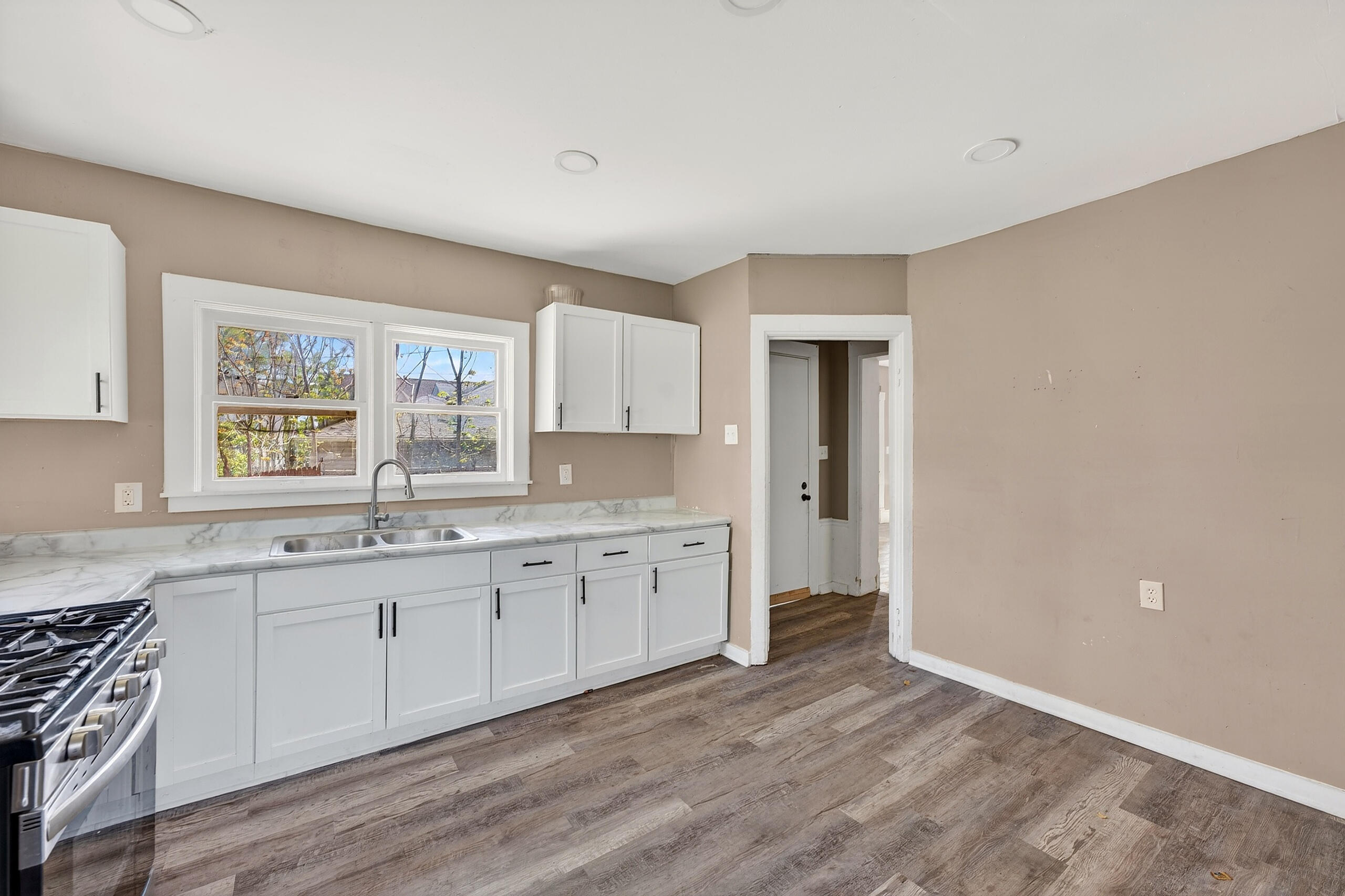 1611 North Wisconsin Street Racine, WI 53402 - Photo 14 of 31 kitchen