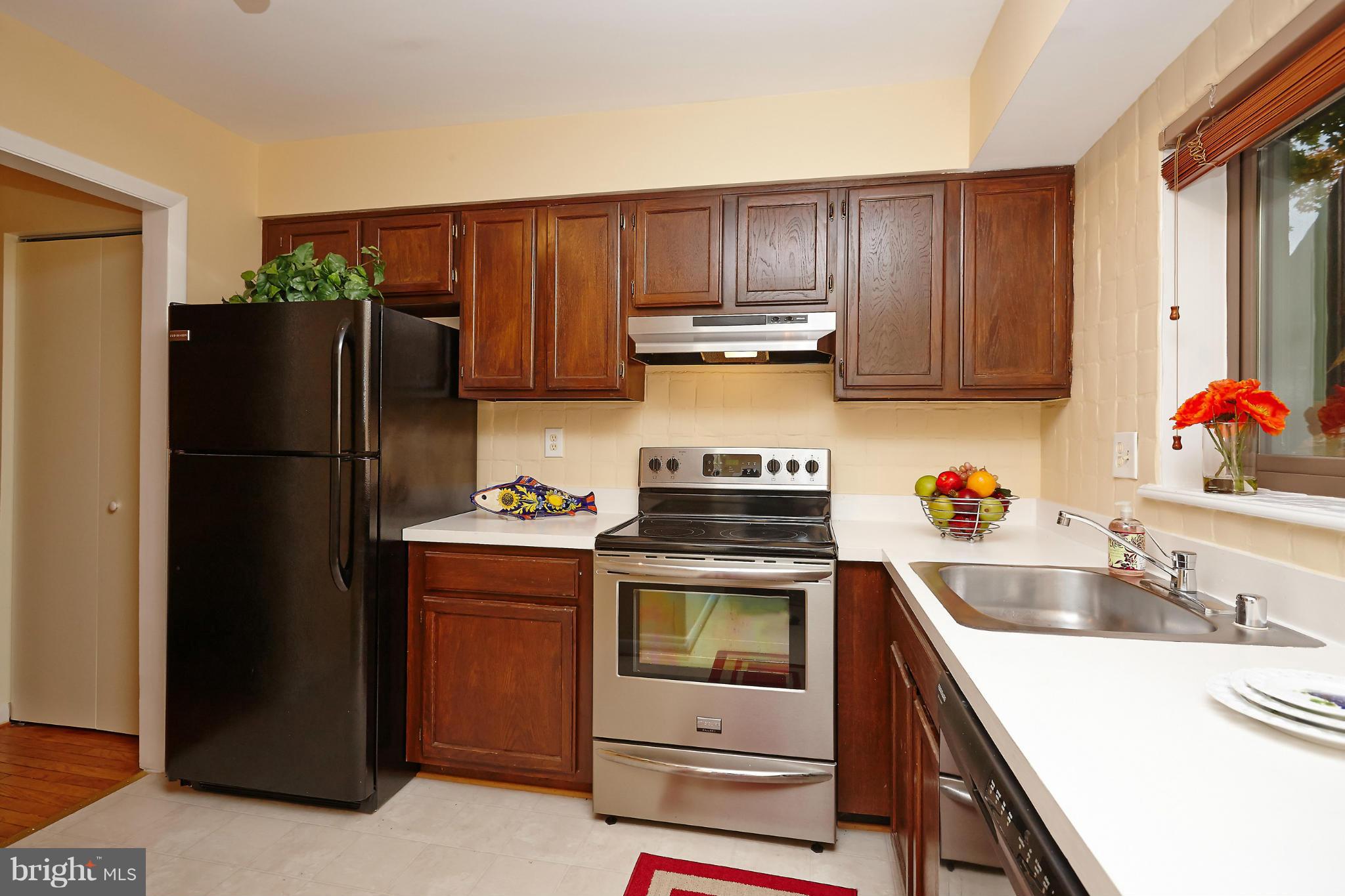 2015 Golf Course Drive Reston, VA 20191 - Photo 6 of 30 Kitchen