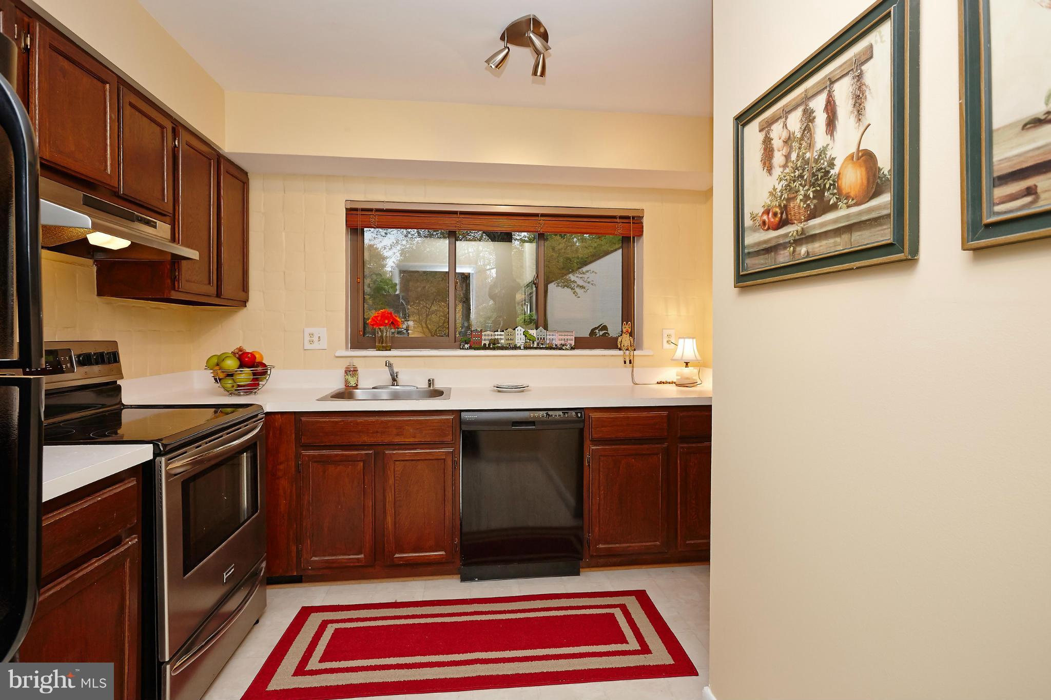 2015 Golf Course Drive Reston, VA 20191 - Photo 7 of 30 Kitchen