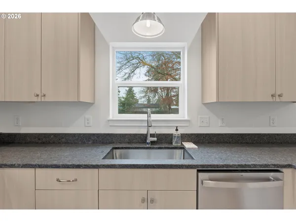 $379,000 | 5592 Burnett Avenue, Unit A, Eugene, OR 97402