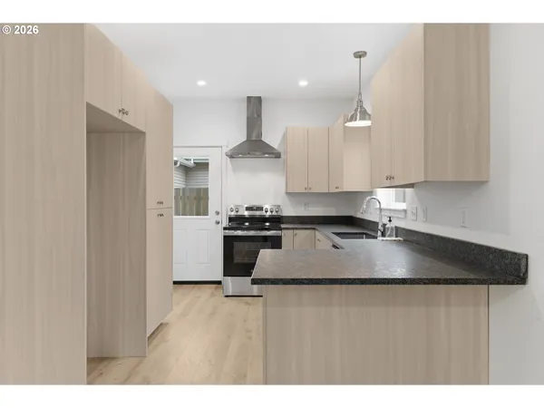 $379,000 | 5592 Burnett Avenue, Unit A, Eugene, OR 97402