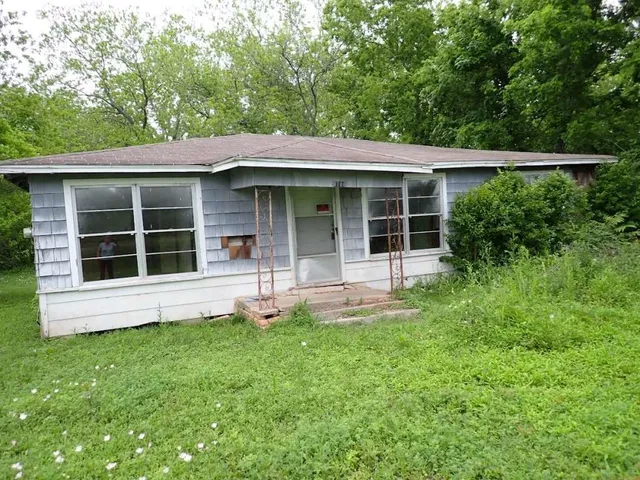 a view of front of a house with a yard