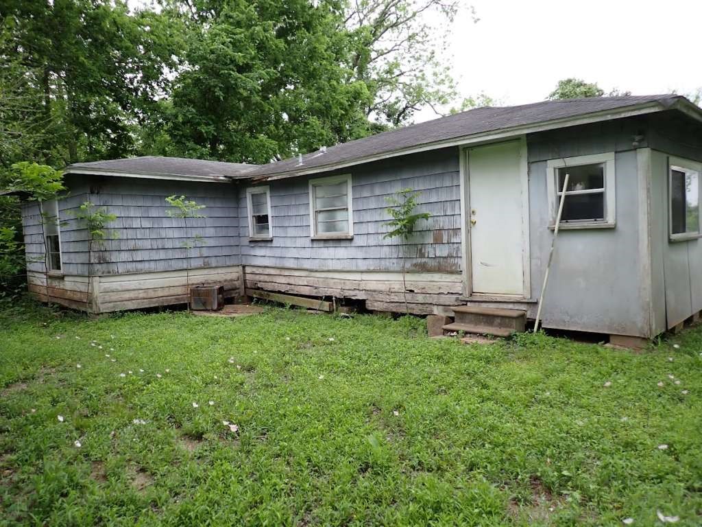 9706 Fm-102 Wharton, TX 77488 - Photo 3 of 5 a backyard of a house with lots of green space