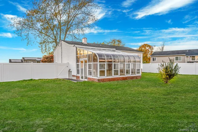 a view of a house with backyard