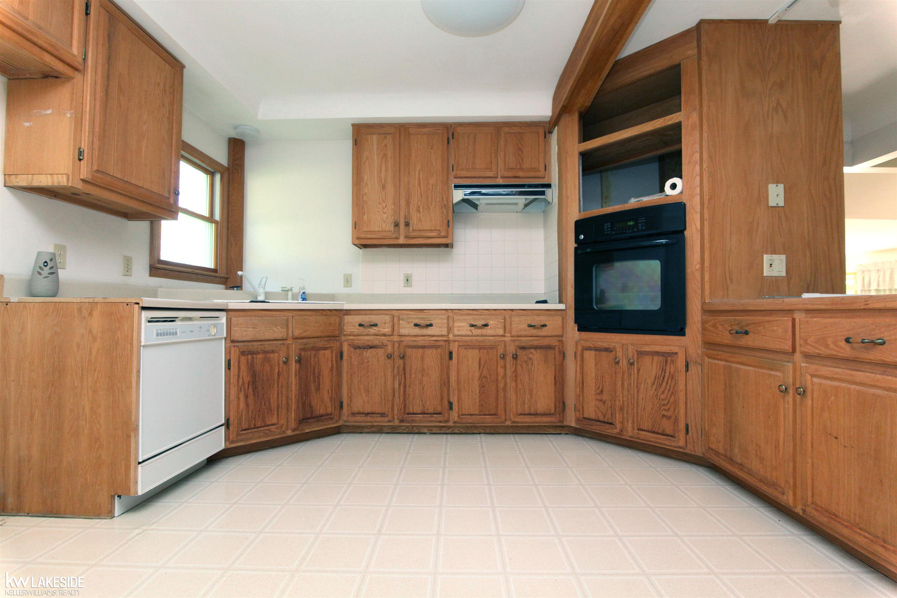 470 Elmhill Road Rochester, MI 48306 - Photo 17 of 26 50151994-c0784ae9-8c7a-40fd-84a6-34dd4dd8d5c1.JPG