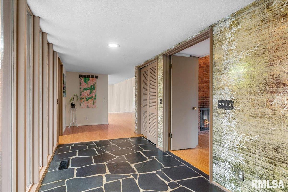 1906 South Illini Road Springfield, IL 62704 - Photo 3 of 31