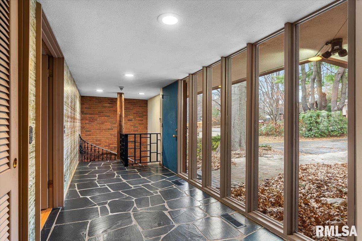 1906 South Illini Road Springfield, IL 62704 - Photo 4 of 31