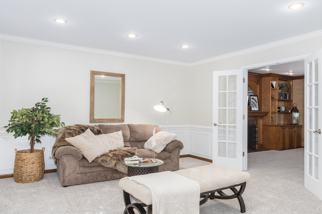 1712 Mundelein Road Naperville, IL 60565 - Photo 16 of 42 a living room with furniture and a potted plant