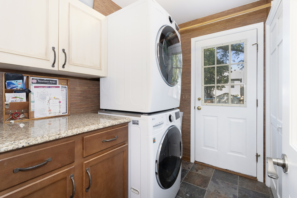 1712 Mundelein Road Naperville, IL 60565 - Photo 18 of 42 a utility room with dryer and washer