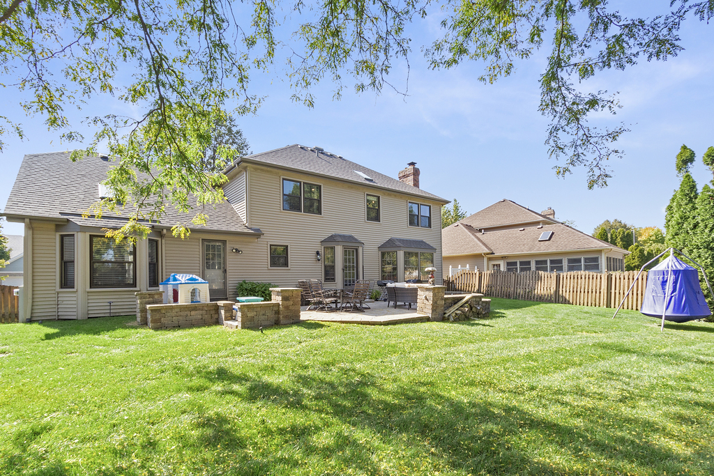 1712 Mundelein Road Naperville, IL 60565 - Photo 33 of 42 a front view of a house with garden