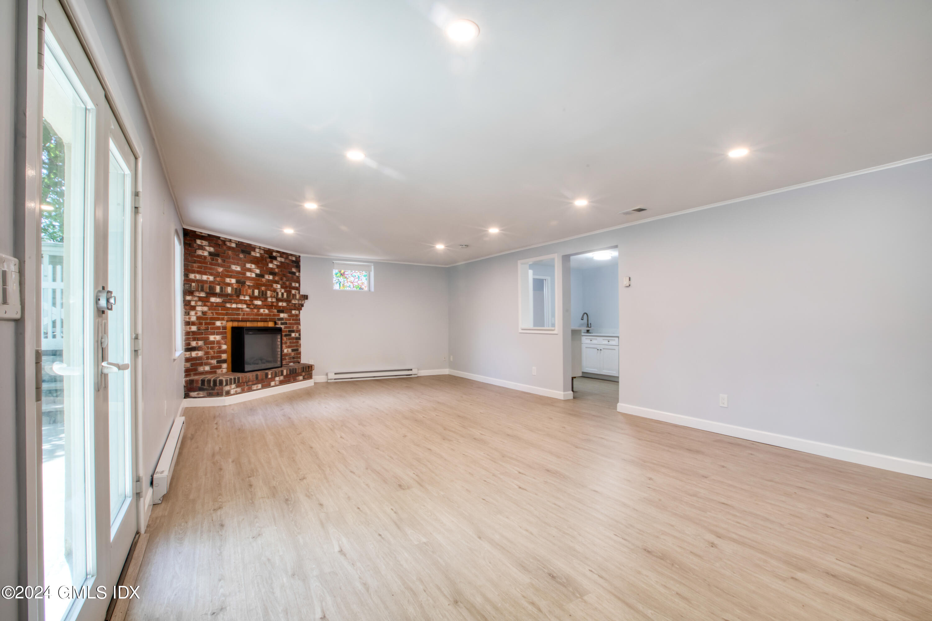 8 Ridge Place, Unit 1 Greenwich, CT 06831 - Photo 24 of 38 LL FAMILY ROOM W/FP