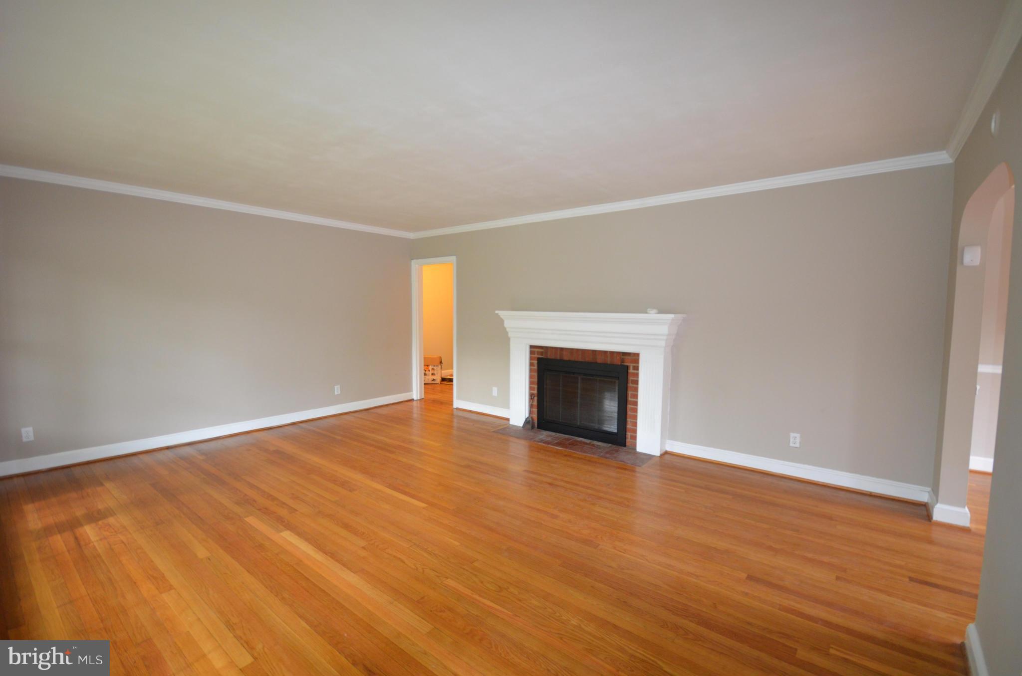6043 Cipriano Road Lanham, MD 20706 - Photo 7 of 27 Living Room
