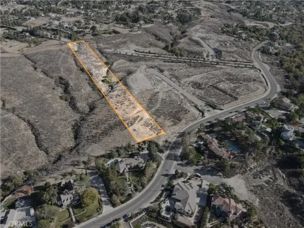 a view of a dry yard