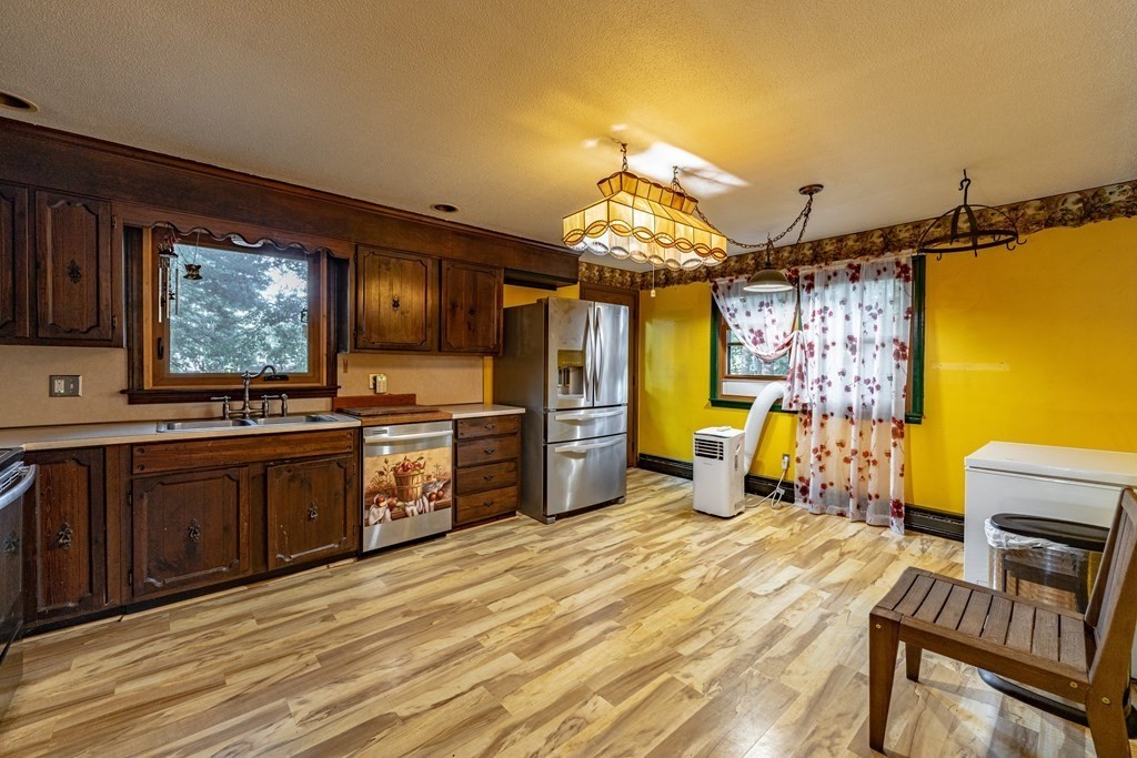 129 White Oak Road Springfield, MA 01128 - Photo 2 of 39