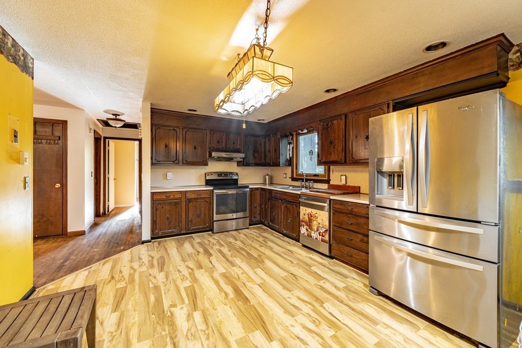 129 White Oak Road Springfield, MA 01128 - Photo 4 of 39