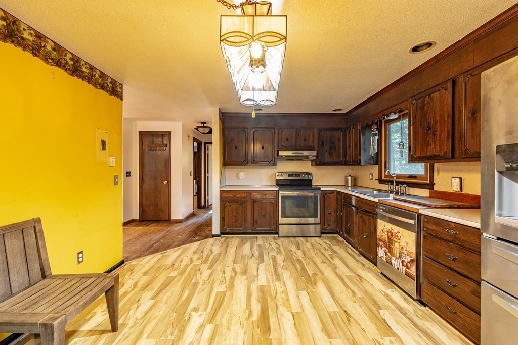129 White Oak Road Springfield, MA 01128 - Photo 5 of 39