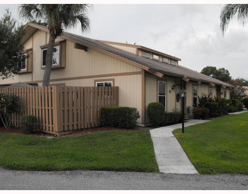 15 Maplecrest Circle Jupiter, FL 33458 - Photo 1 of 9 Primary Photo