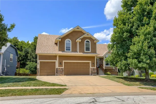 $399,000 | 20918 Larkspur Drive, Peculiar, MO 64078