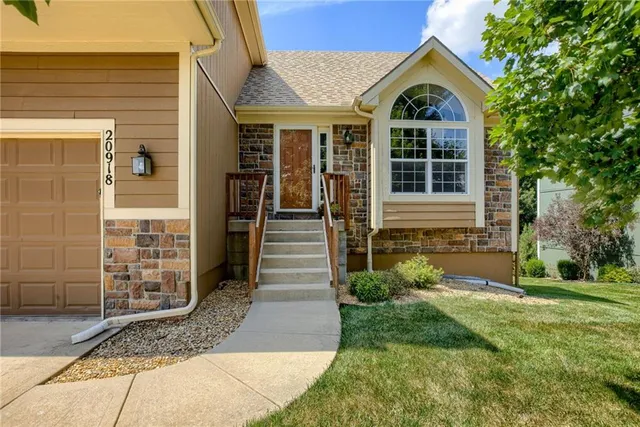 $399,000 | 20918 Larkspur Drive, Peculiar, MO 64078