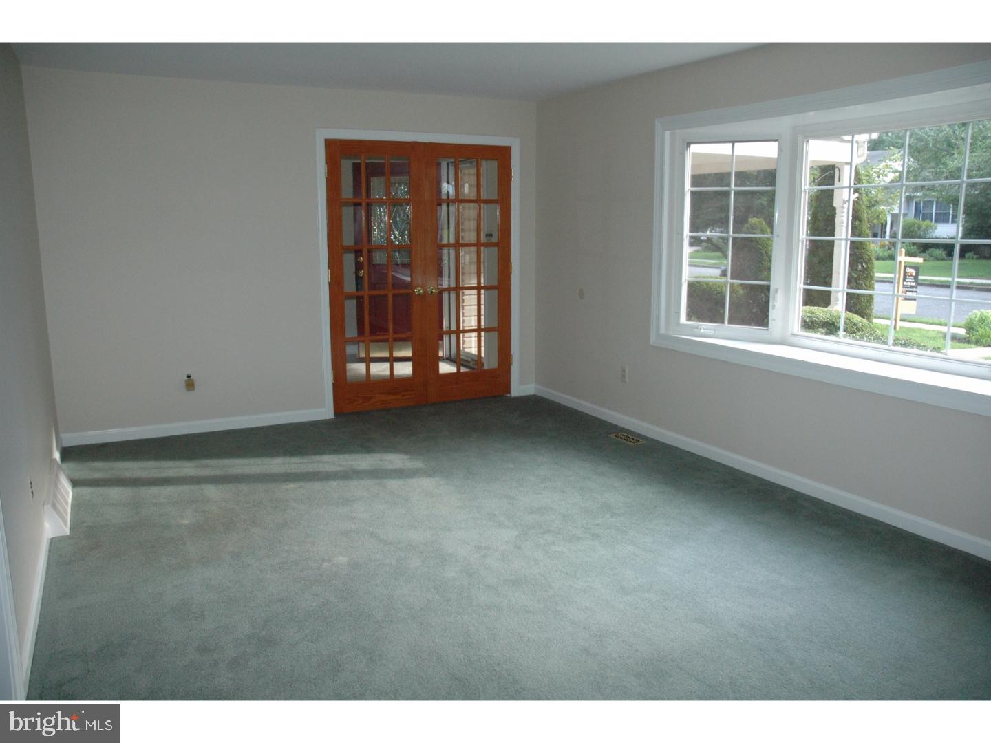 1611 Rivers Edge Drive Delanco, NJ 08075 - Photo 3 of 22 Living Room