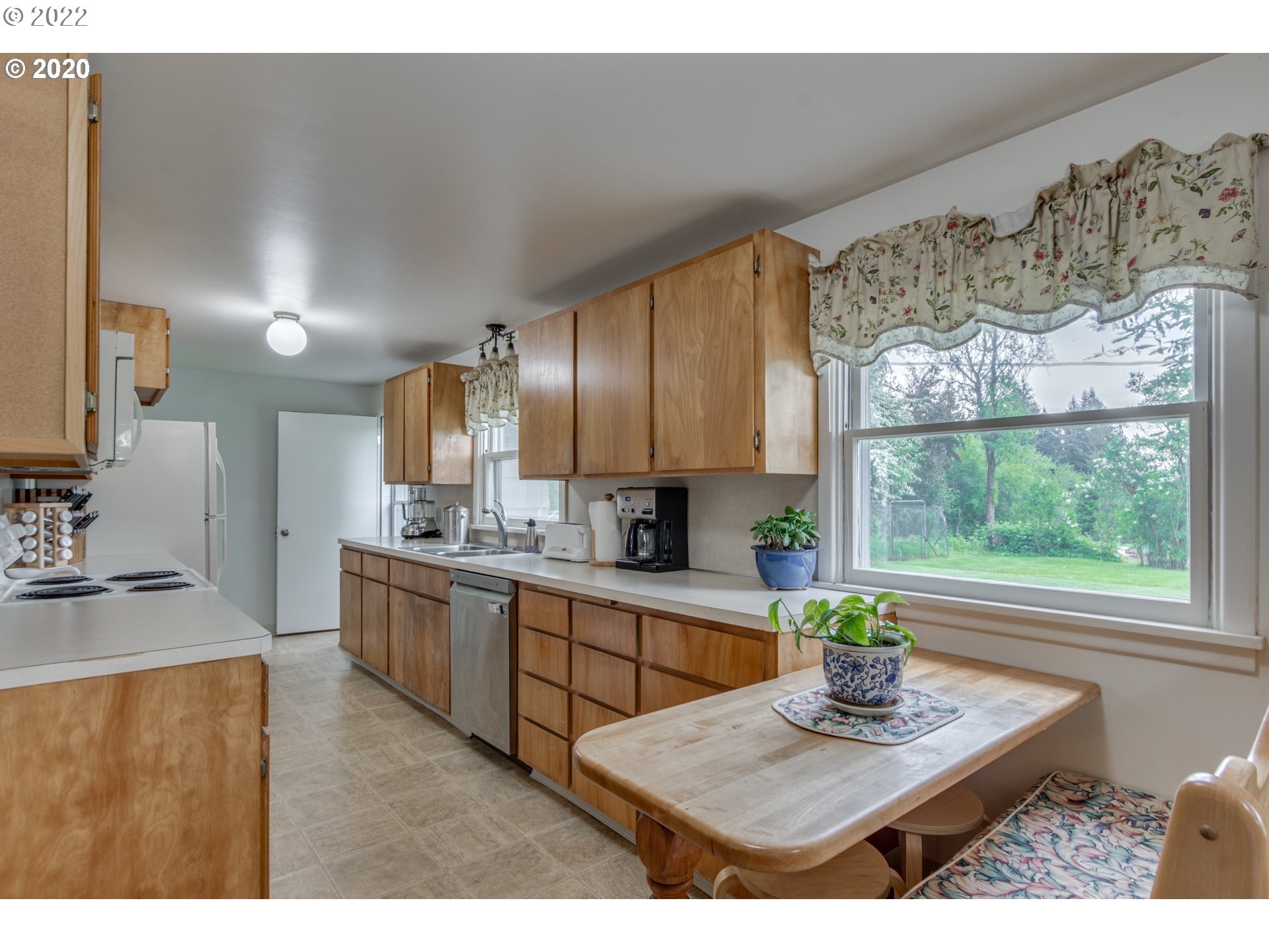 1650 North Royle Road Ridgefield, WA 98642 - Photo 23 of 24 a kitchen with stainless steel appliances granite countertop sink stove and refrigerator