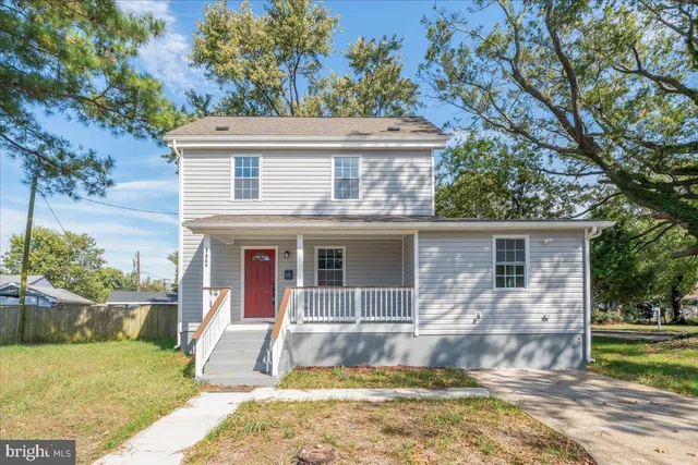a view of house with a yard