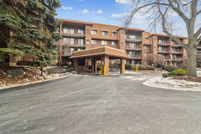 $325,000 | 101 Old Oak Drive, Unit 305, Buffalo Grove, IL 60089