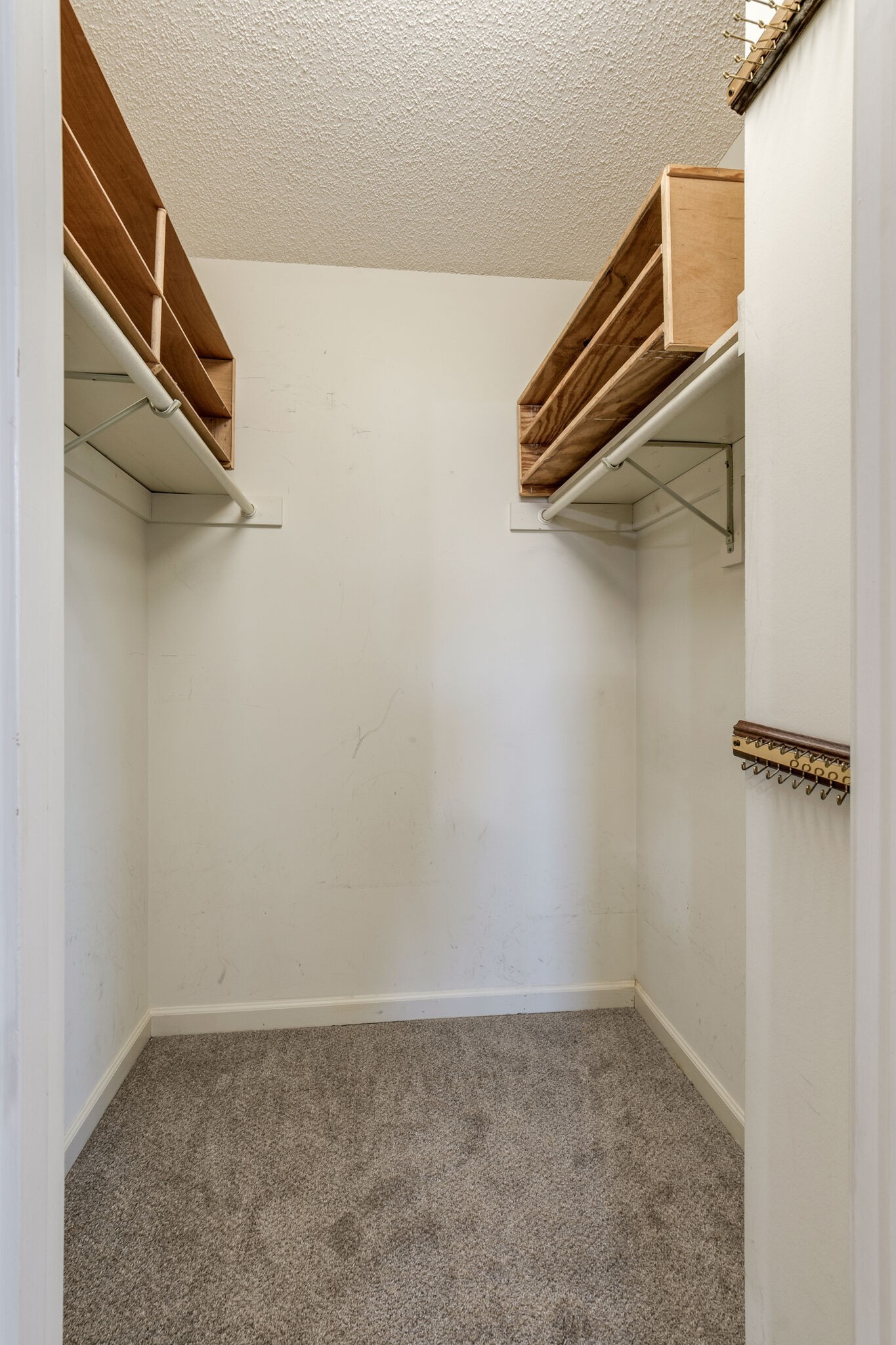 421 Ranch Road Portland, TN 37148 - Photo 20 of 38 a view of walk in closet