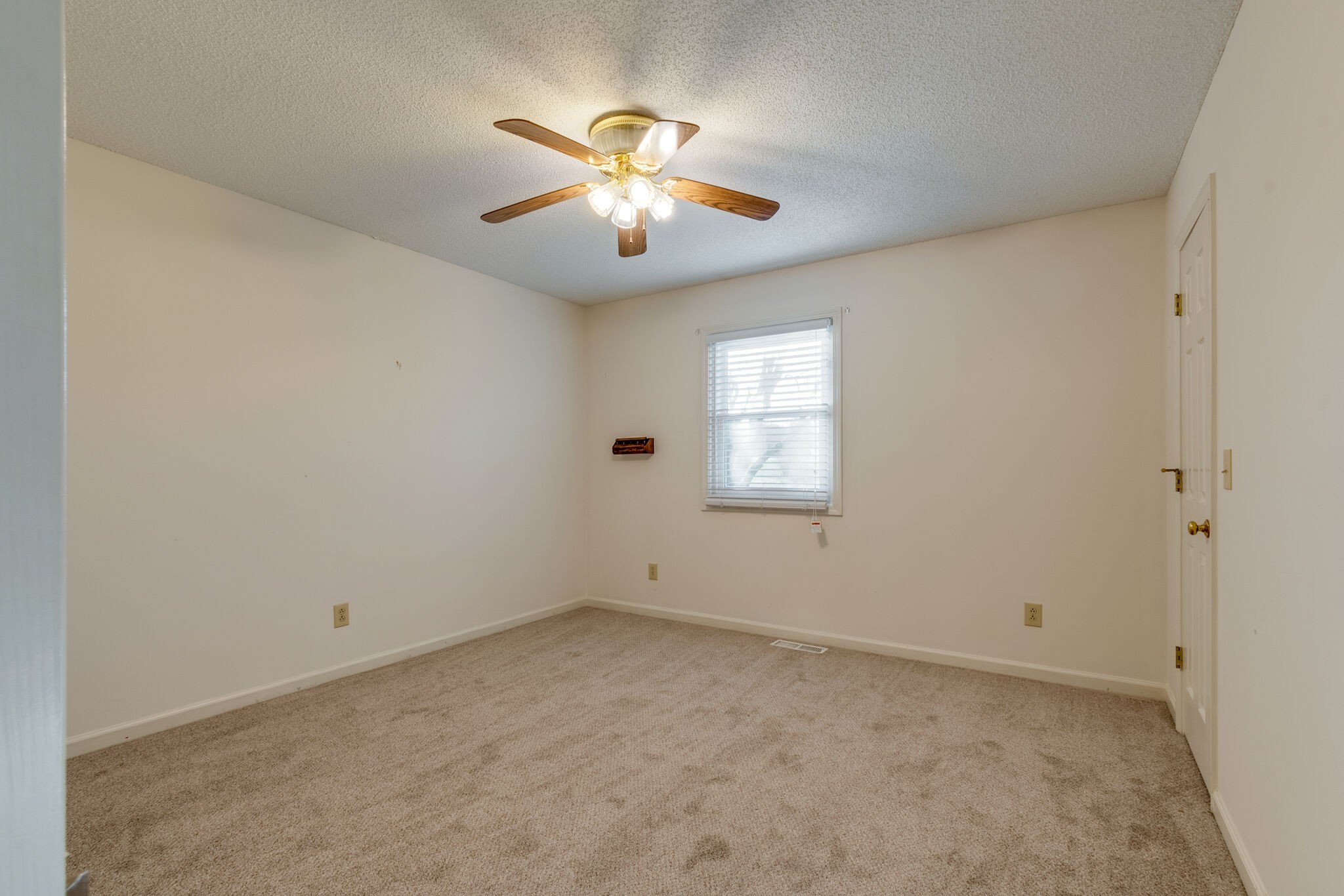 421 Ranch Road Portland, TN 37148 - Photo 22 of 38 an empty room with windows and fan