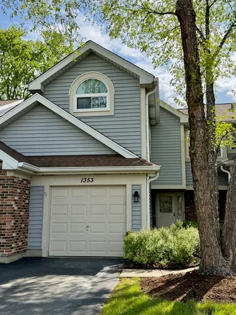 $2,600 | 1353 Ridgefield Circle, Unit 1353, Carol Stream, IL 60188