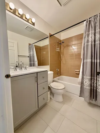 $2,600 | 1353 Ridgefield Circle, Unit 1353, Carol Stream, IL 60188