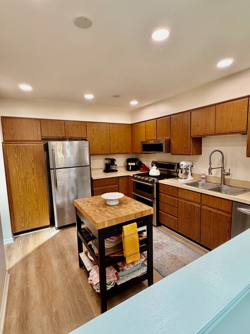 1353 Ridgefield Circle, Unit 1353 Carol Stream, IL 60188 - Photo 3 of 22