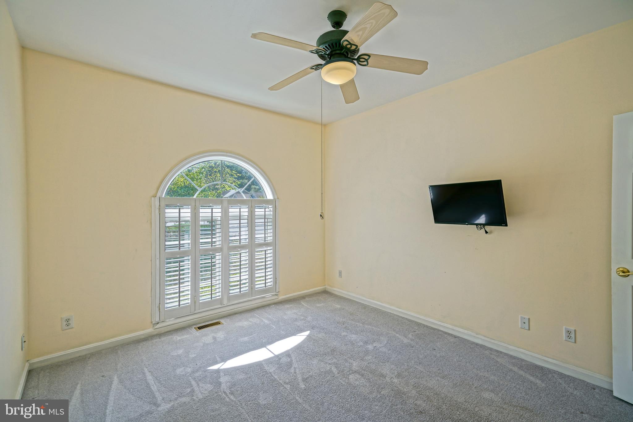 30869 Ridge Court Lewes, DE 19958 - Photo 20 of 42 an empty room with windows and ceiling fan