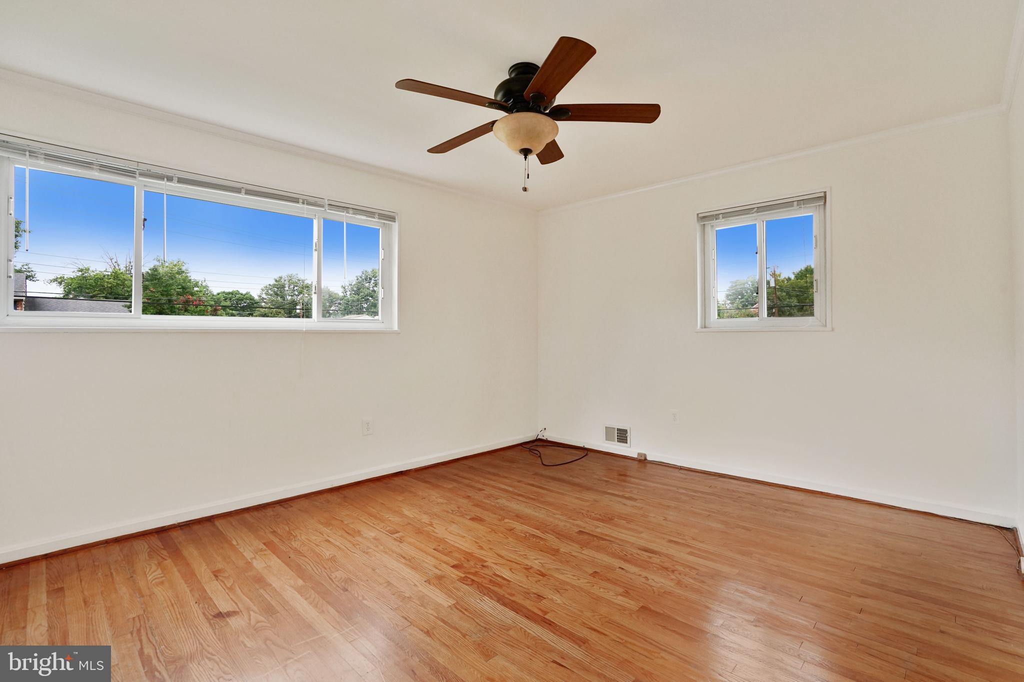 2911 Farm Road Alexandria, VA 22302 - Photo 12 of 35 a view of an empty room with a window