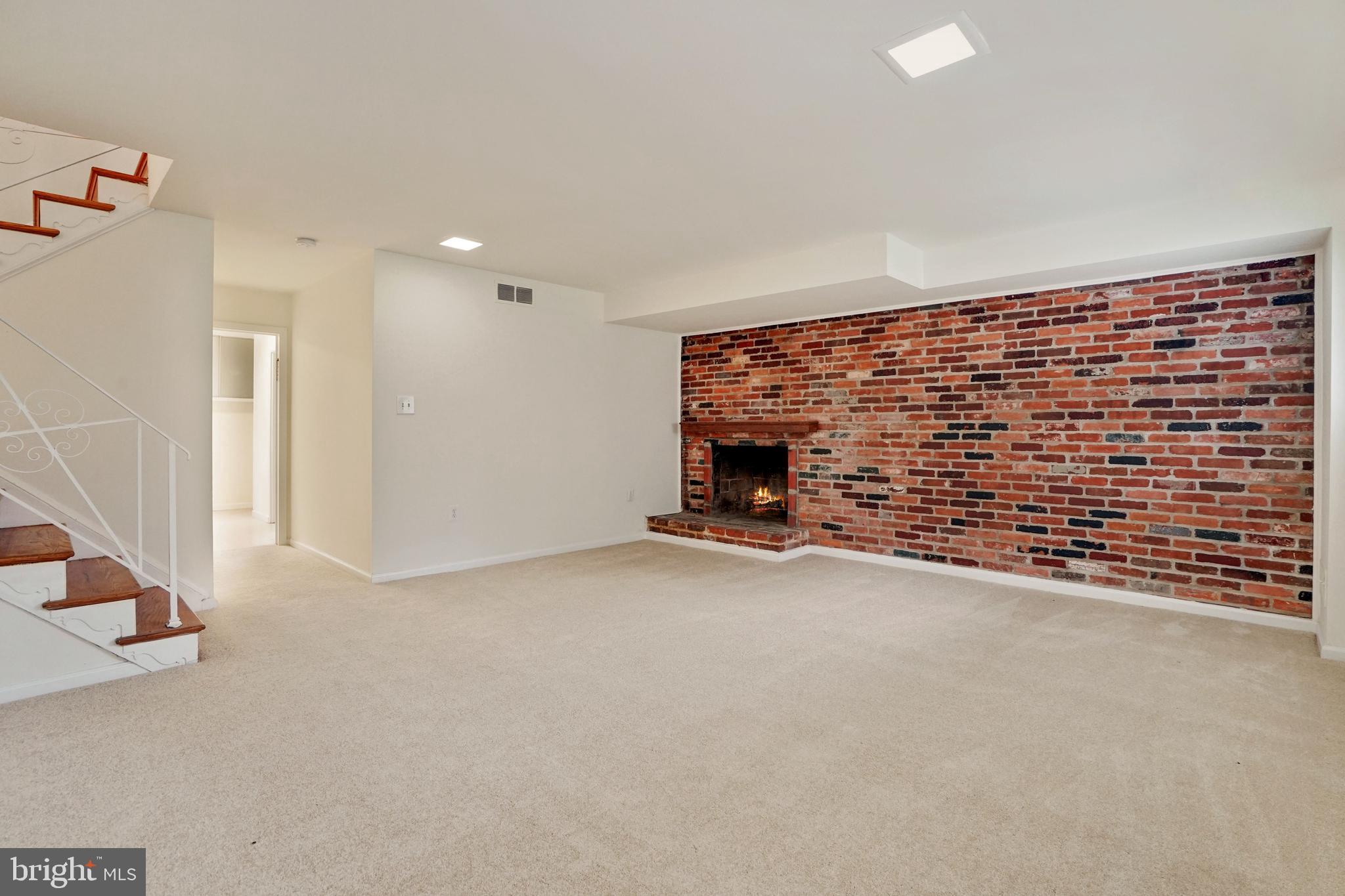 2911 Farm Road Alexandria, VA 22302 - Photo 25 of 35 a view of an empty room and a window