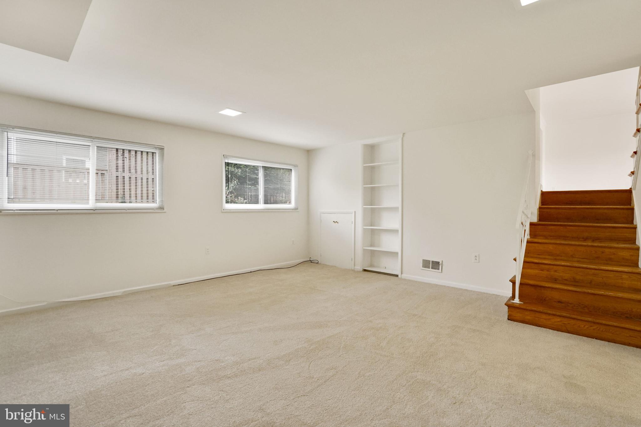 2911 Farm Road Alexandria, VA 22302 - Photo 26 of 35 an empty room with windows