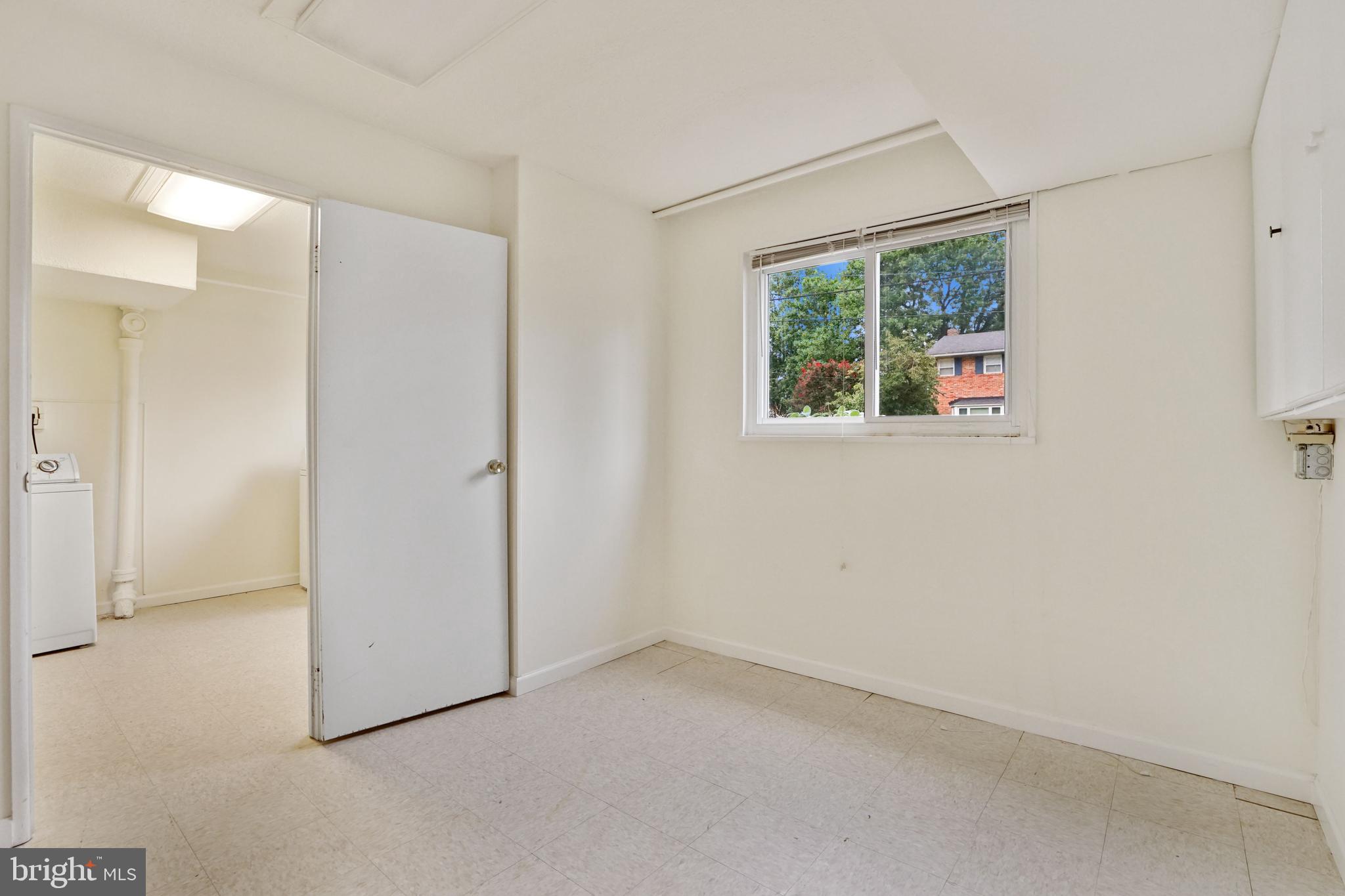 2911 Farm Road Alexandria, VA 22302 - Photo 29 of 35 an empty room with a window