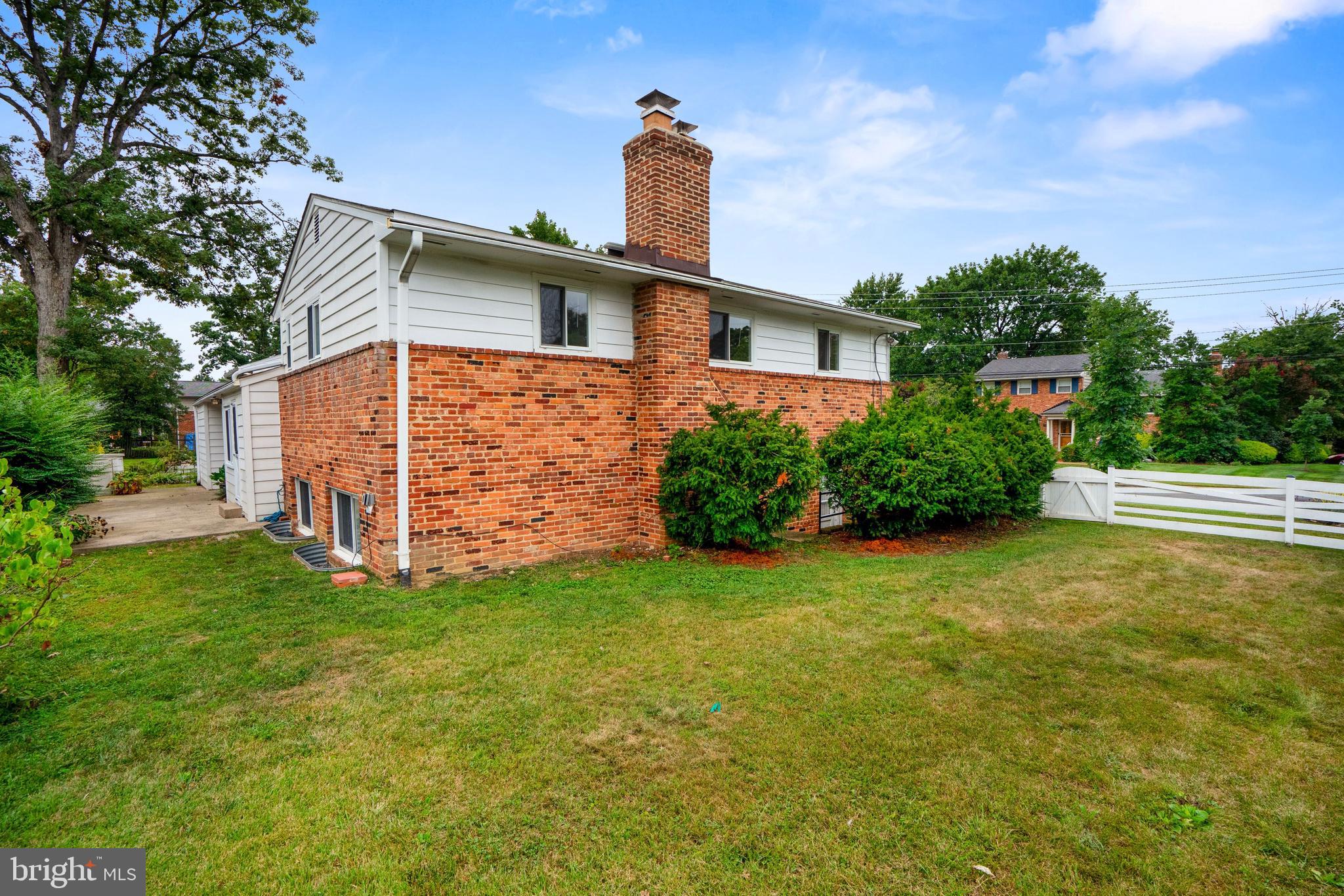 2911 Farm Road Alexandria, VA 22302 - Photo 33 of 35 a front view of a house with garden