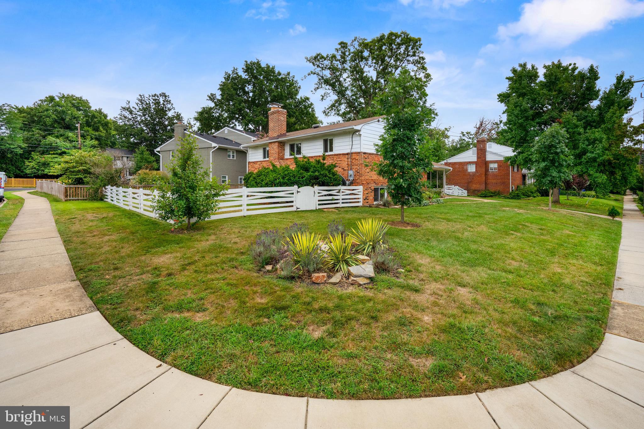 2911 Farm Road Alexandria, VA 22302 - Photo 34 of 35 a view of a swimming pool with a garden