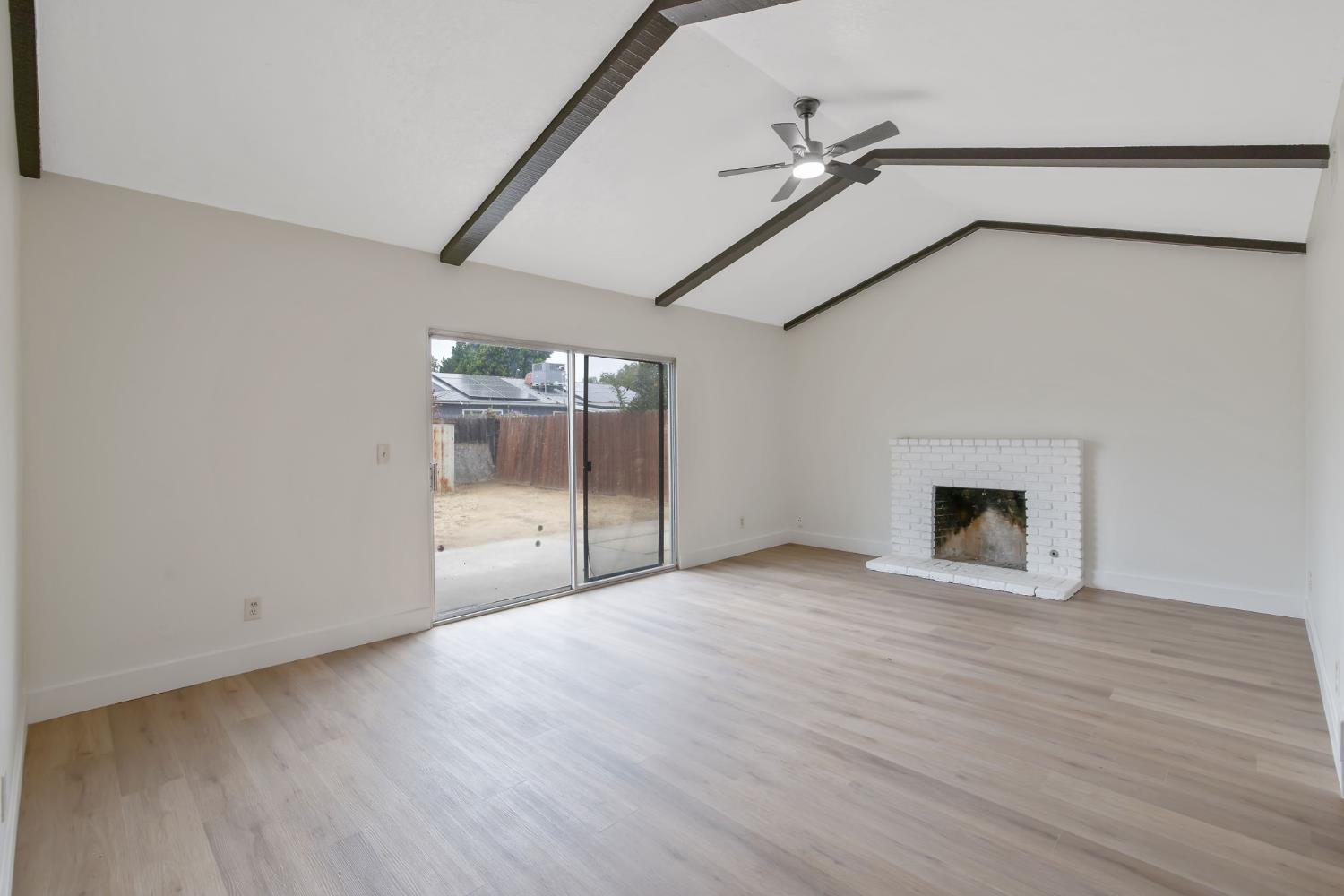 91 West Richert Avenue Clovis, CA 93612 - Photo 12 of 28