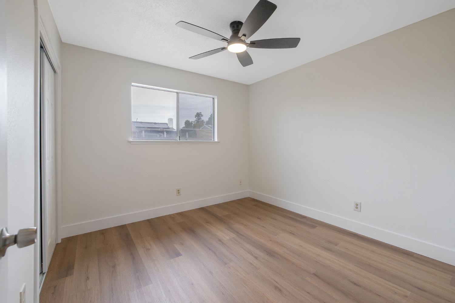 91 West Richert Avenue Clovis, CA 93612 - Photo 19 of 28