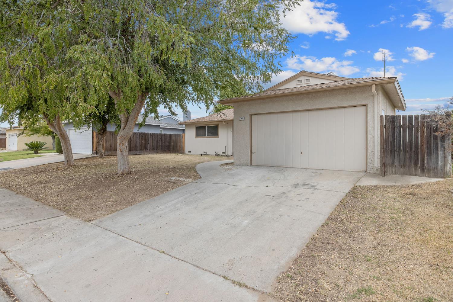 91 West Richert Avenue Clovis, CA 93612 - Photo 2 of 28