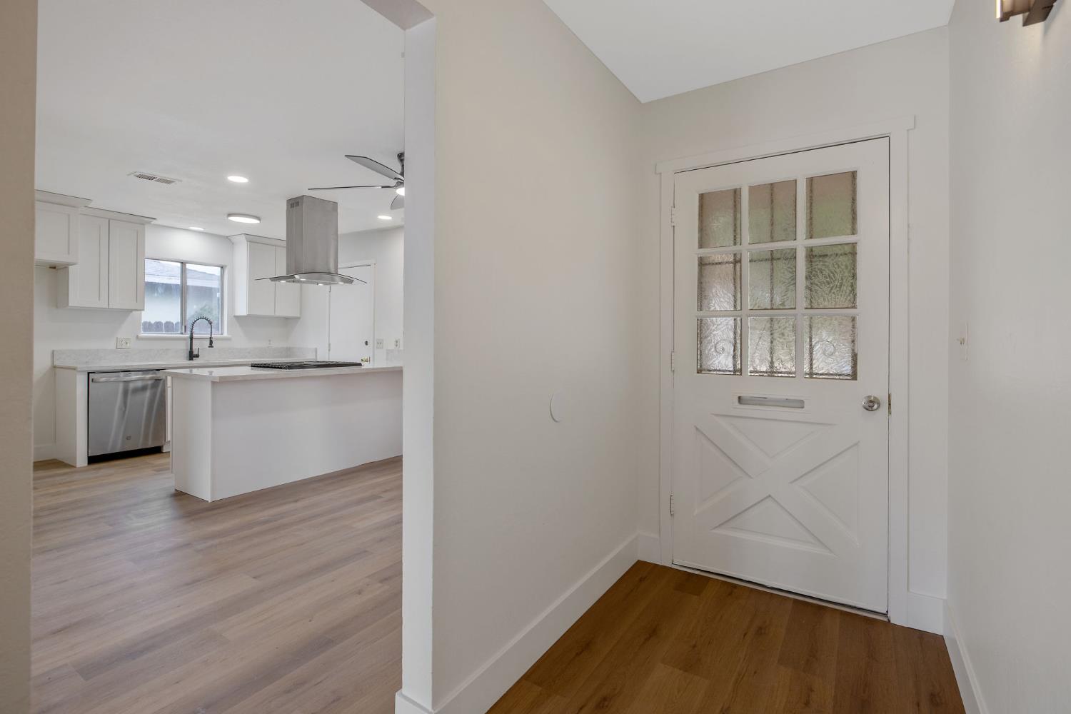 91 West Richert Avenue Clovis, CA 93612 - Photo 4 of 28