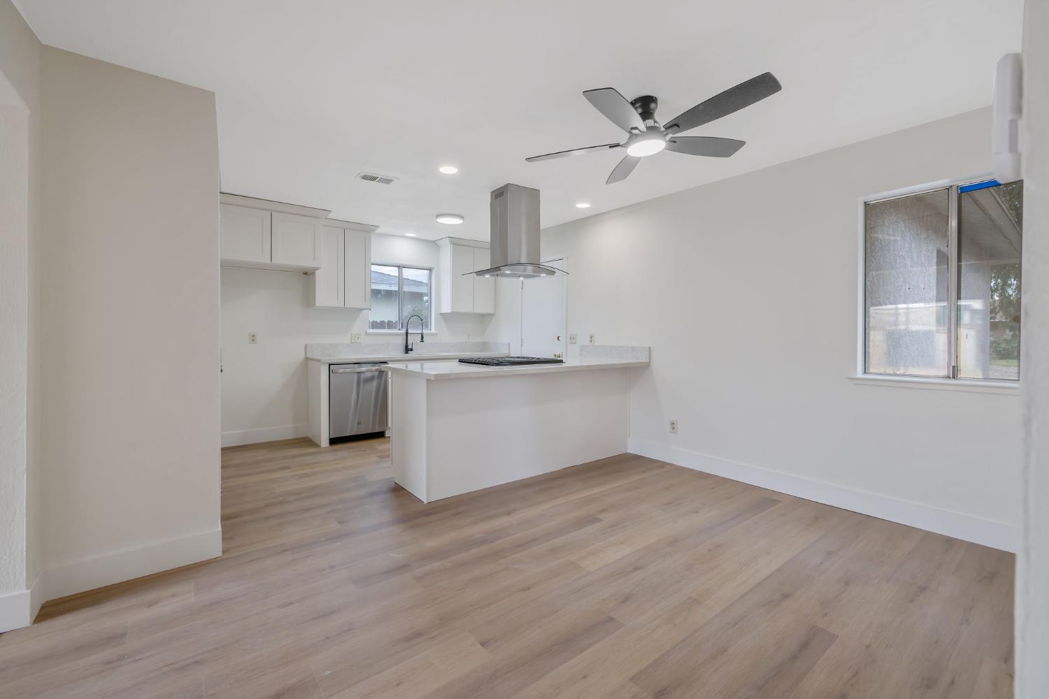 91 West Richert Avenue Clovis, CA 93612 - Photo 6 of 28