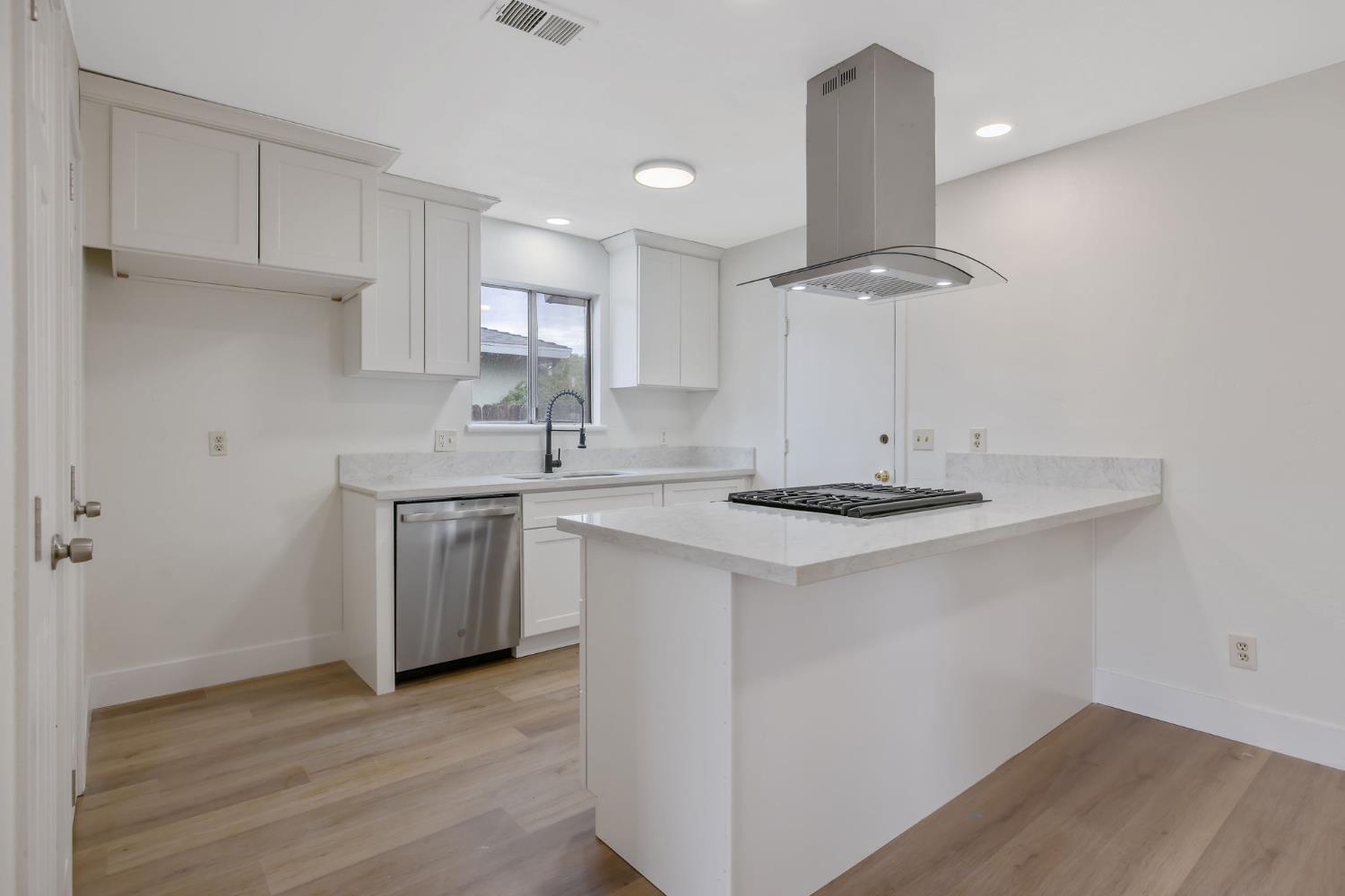 91 West Richert Avenue Clovis, CA 93612 - Photo 8 of 28