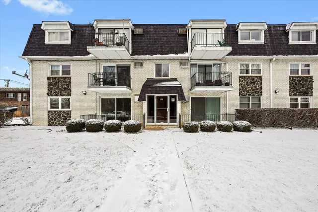 $209,900 | 7932 West 93rd Street, Unit 2A, Hickory Hills, IL 60457