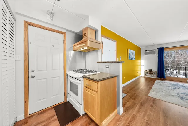 $209,900 | 7932 West 93rd Street, Unit 2A, Hickory Hills, IL 60457