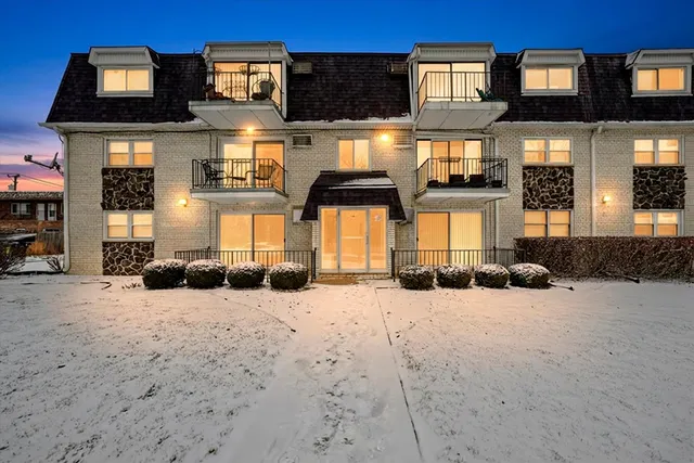 $209,900 | 7932 West 93rd Street, Unit 2A, Hickory Hills, IL 60457
