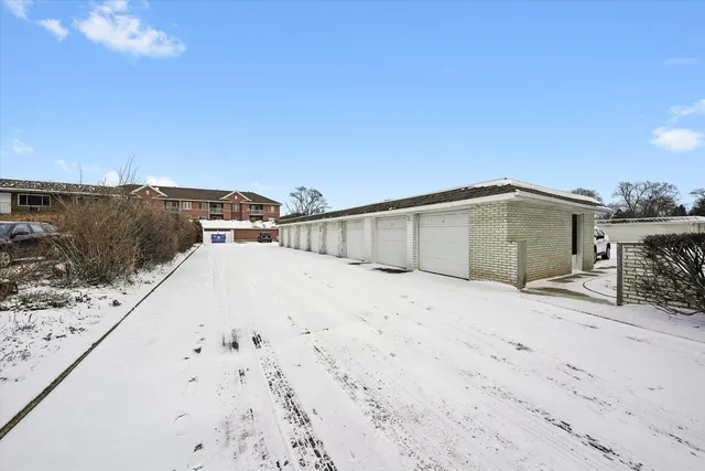 $209,900 | 7932 West 93rd Street, Unit 2A, Hickory Hills, IL 60457