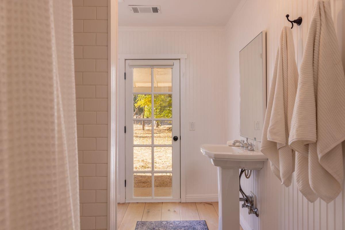 930 Fairview Road Ojai, CA 93023 - Photo 20 of 30 a bathroom with a bathtub sink and mirror